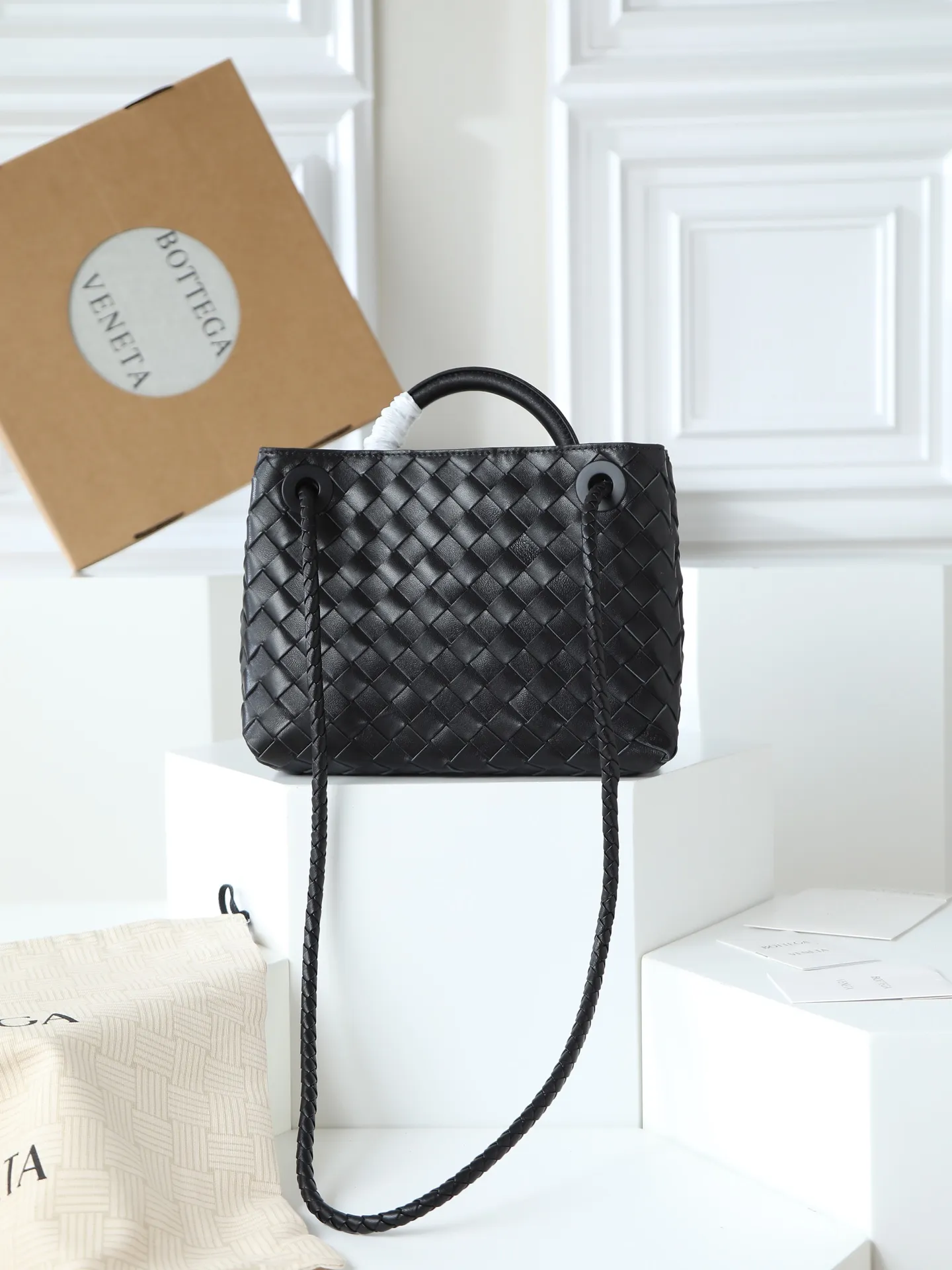 1300. Andiamo is shipping‼ ️Really popular🔥The new Andiamo woven handbag launched by Bottega Veneta this season is really popular all over the world! ! Celebrities at home and abroad have worn it, and Oscar-winning actress Michelle Yeoh has taken it out on the street. Song Jia, Trai Yala, Yu Feihong, Sanji Ayaka, Rosie Hunting-Whiteley, Yoshioka Riho, etc. have all worn this bag. It is classic and versatile and shows off your temperament, and the bag capacity is also large, which is very convenient for daily commuting! ! A variety of carrying methods, the shoulder straps can be adjusted by yourself, the original lambskin feels soft and delicate, and the unisex style breaks the gender boundaries and brings a more practical and long-lasting use experience. Andiamo, which has both elegant and casual styles, perfectly interprets the true appearance of "fashionable old money style". Style number: 766014 Size: 25*22*10.5cm